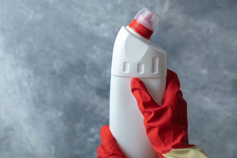 Jak usunąć plamę po Domestosie z dywanu, kanapy czy materaca?