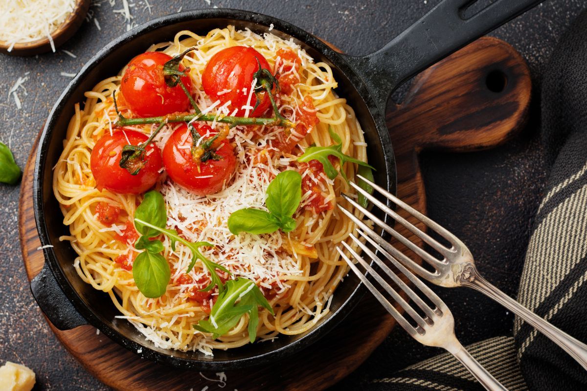 Jak usunąć plamę po sosie spaghetti z dywanu, kanapy czy materaca?